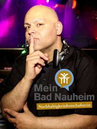 DJ A.B. - DJ Armin Bruch mit nachdenklicher Geste