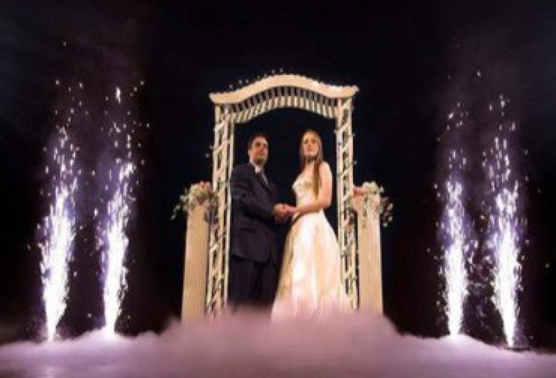 <img src=“Hochzeit DJ Armin Bruch -Hochzeitstanz + Pyro 01.jpg“ alt=“Hochzeitstanz + Pyro 01″