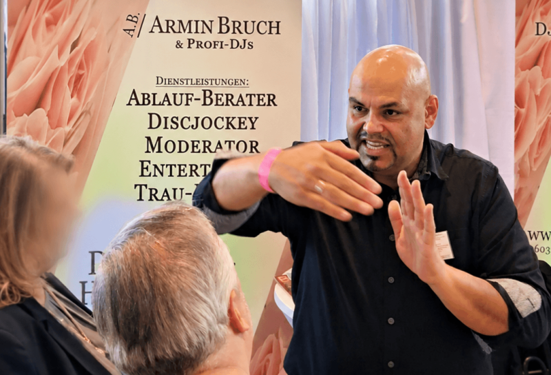 Armin Bruch im Beratungsgespräch mit einem Brautpaar