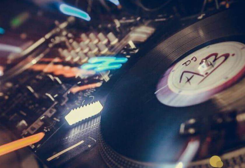 <img src=“Hochzeits DJ A.B. - Armin Bruch Turntable 01.jpg“ alt=“DJ A.B. Turntable“