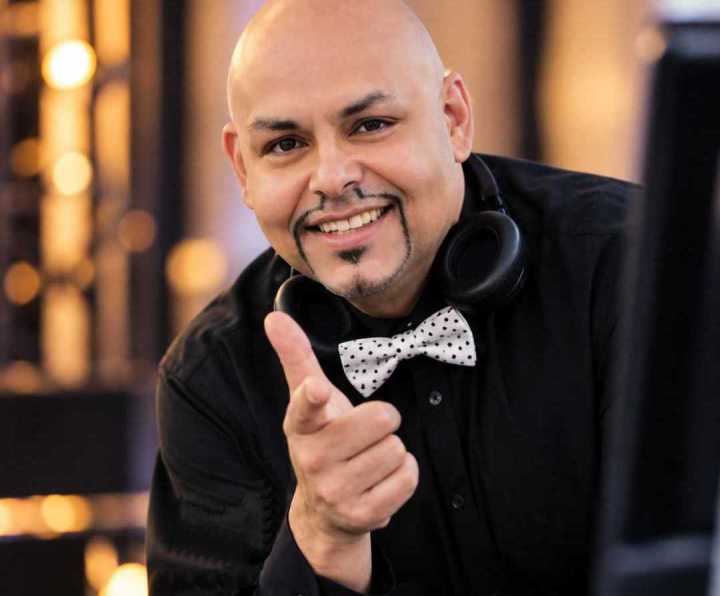 Fröhlicher Armin Bruch DJ mit Finger-Geste