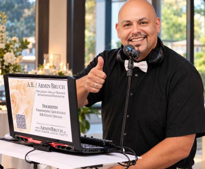 Fröhlicher Armin Bruch DJ mit Finger-Geste