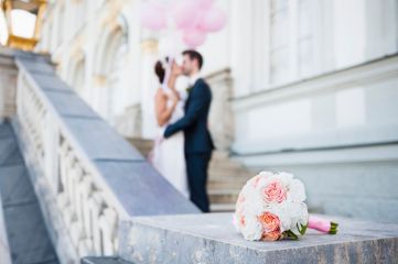 Hochzeitspaar bei Fotoshooting auf einer Treppeuch / DJ A.B.″